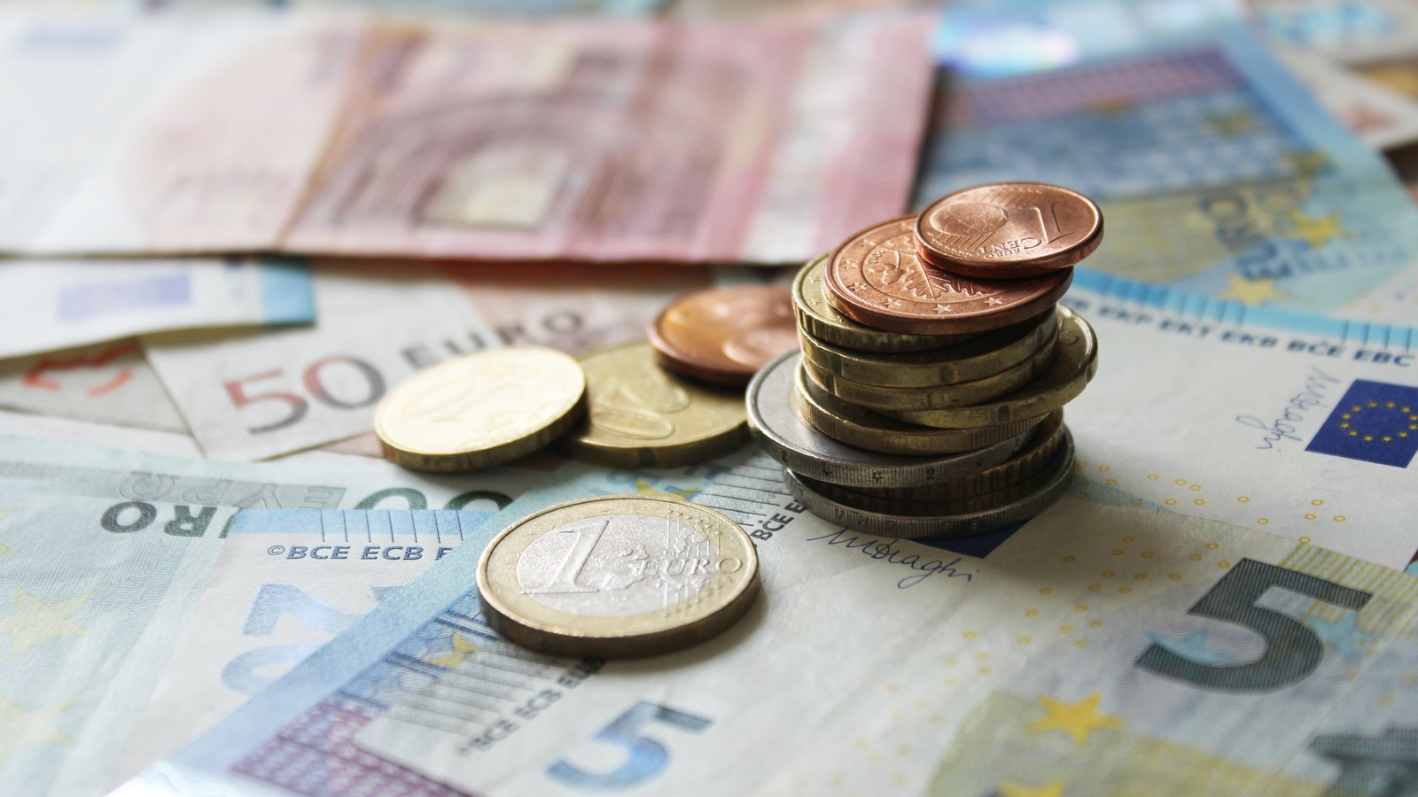 Autónomo extranjero en España: impuestos (IRPF, IVA, RETA) y gastos deducibles
