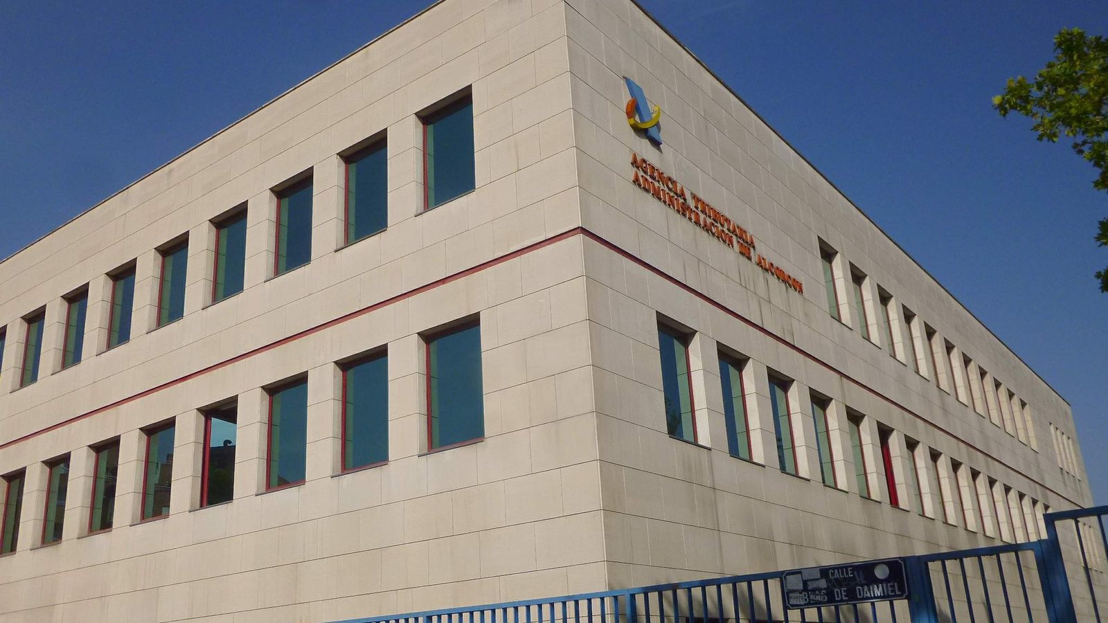 Comprar vivienda en España siendo extranjero: NIE, impuestos y el mito de la Golden Visa