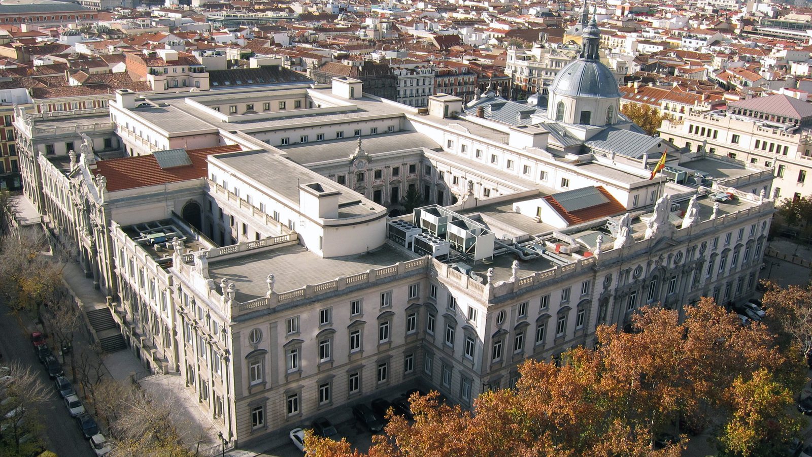 El Tribunal Supremo anula varios aspectos del Reglamento de Extranjería (RD 1155/2024), pero avala su estructura general